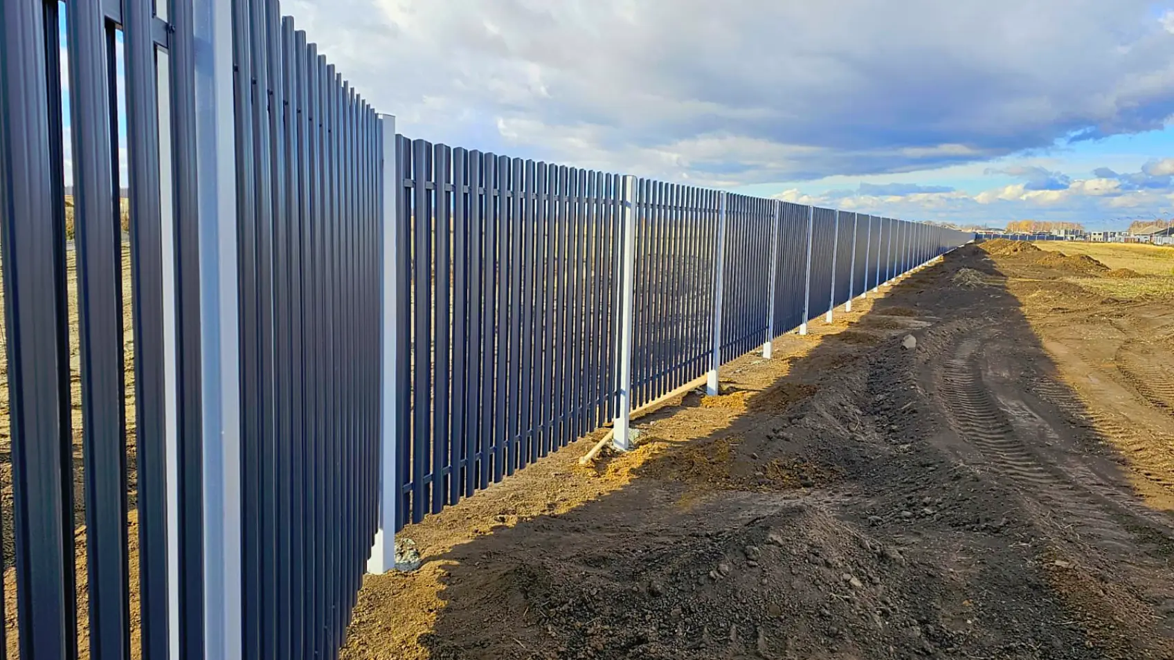 Фото 4 штакетник полукруглый 7024 двусторонний в коттеджном поселке