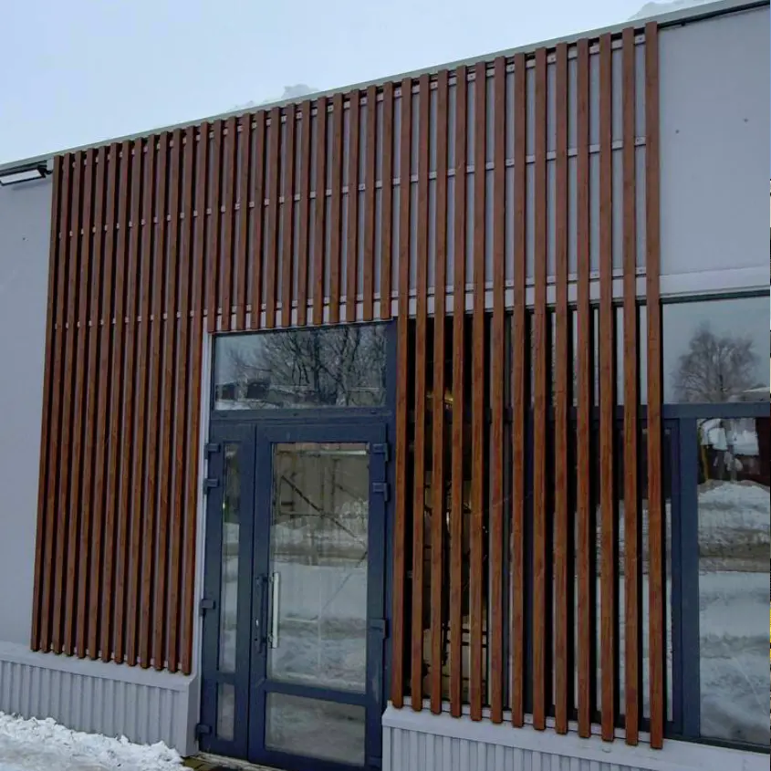 Фото 1 рейка под дерево Темный Дуб 3D на фасаде торгового центра