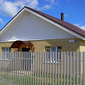 Штакетник Узкий RAL7004 Серый на заборе для коттеджного поселка